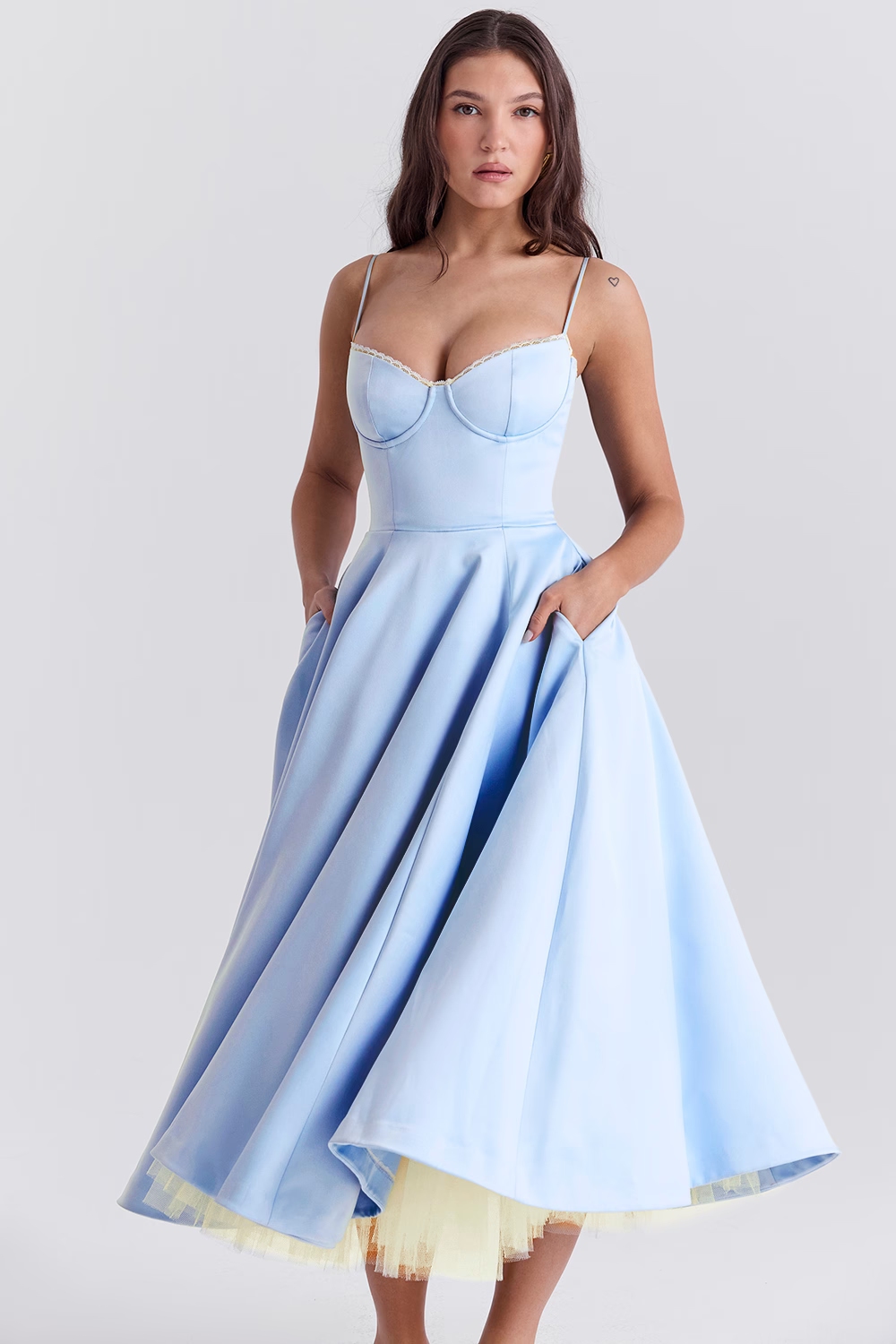 Abito elegante in satin per feste